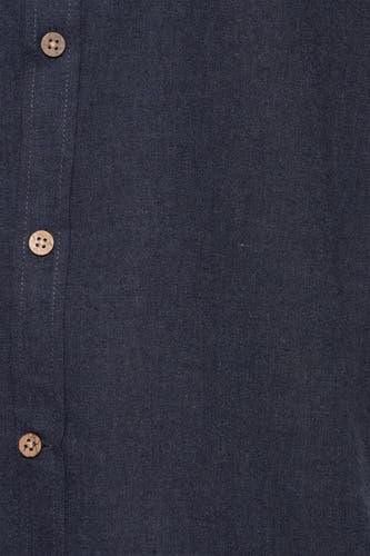 Chemise bleue à longues manches de SOLID, avec des boutons en bois et des points.