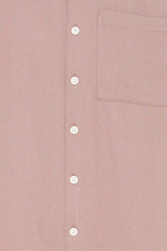 Chemise rose de SOLID avec boutons blancs et poche poitrine, en tissu aspect lin.