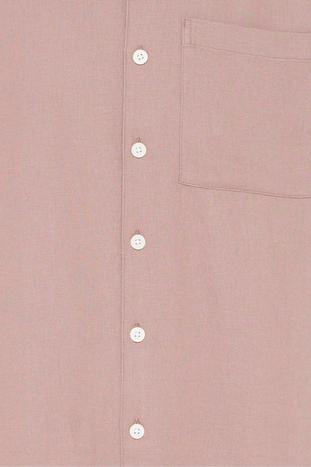 Chemise rose de SOLID avec boutons blancs et poche poitrine, en tissu aspect lin.