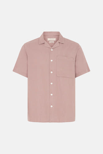 Chemise rose à manches courtes de SOLID, avec col cubain, poche poitrine, boutons blancs et un tissu légèrement texturé.