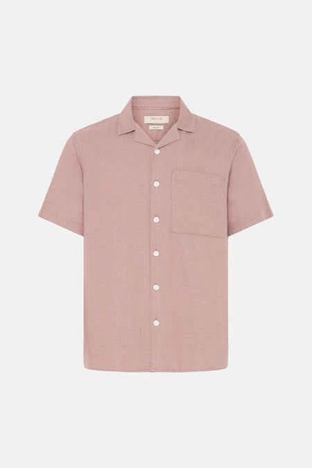 Chemise rose à manches courtes de SOLID, avec col cubain, poche poitrine, boutons blancs et un tissu légèrement texturé.