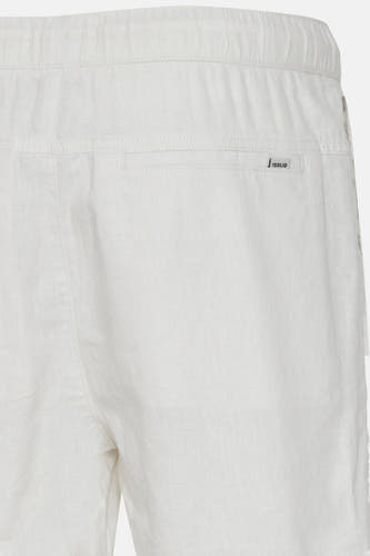 Short blanc de SOLID avec taille élastique et une petite étiquette noire sur la poche arrière, gros plan de l'arrière.
