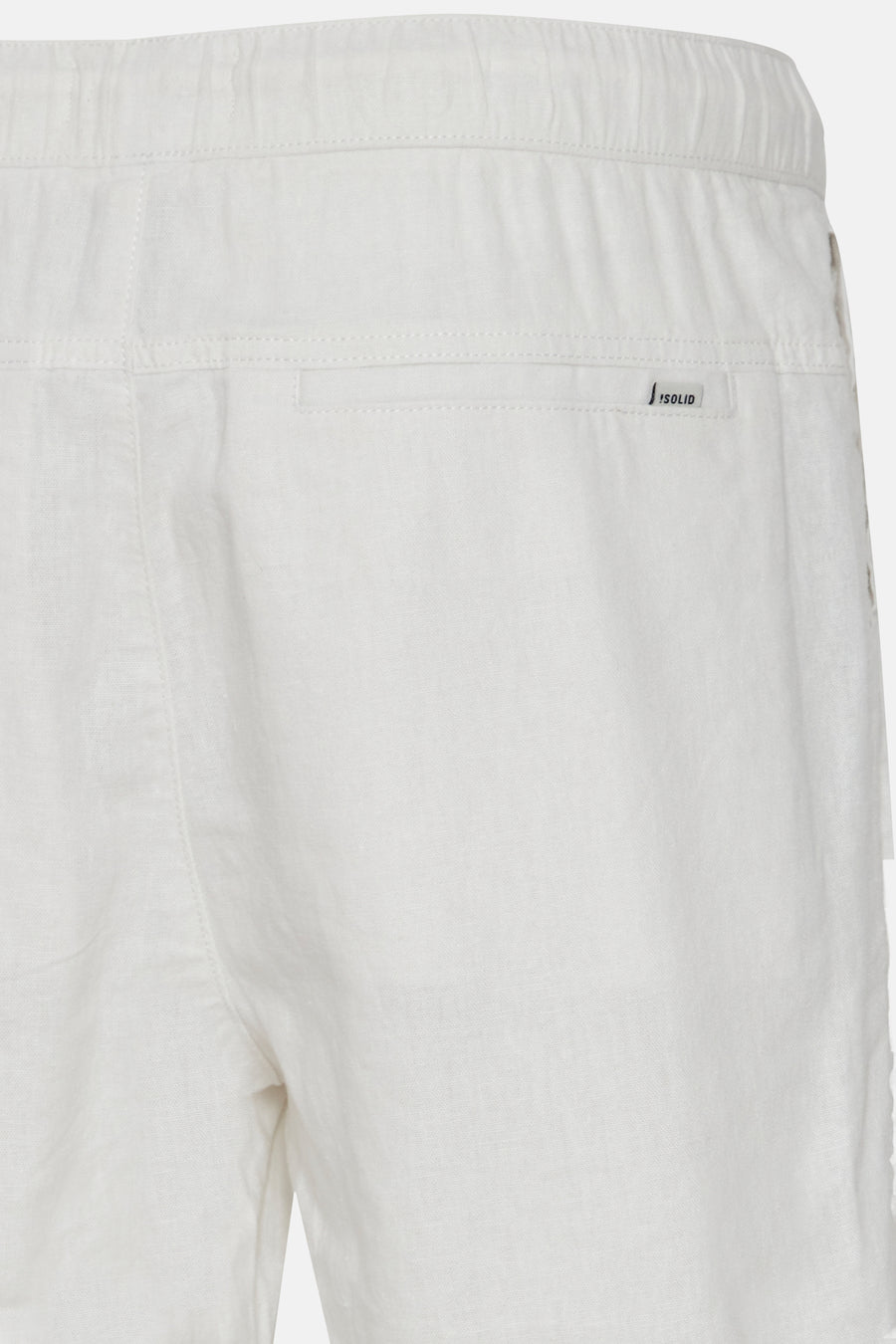 Short blanc de SOLID avec taille élastique et une petite étiquette noire sur la poche arrière, gros plan de l'arrière.