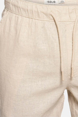 Beige court de SOLID avec une ceinture à la taille, coupé près du corps.