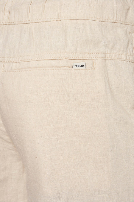 Beige court de SOLID, avec un poche arrière détail.