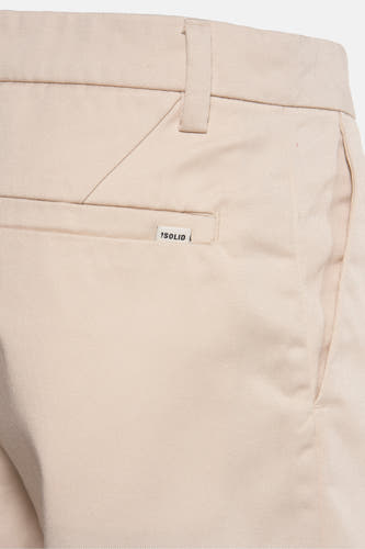 Crème court de SOLID, avec détail de poche et subtile texture de twill.