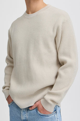 T-shirt écru avec col rond de SOLID, à structure en losange et une coupe décontractée, porté avec des jeans.
