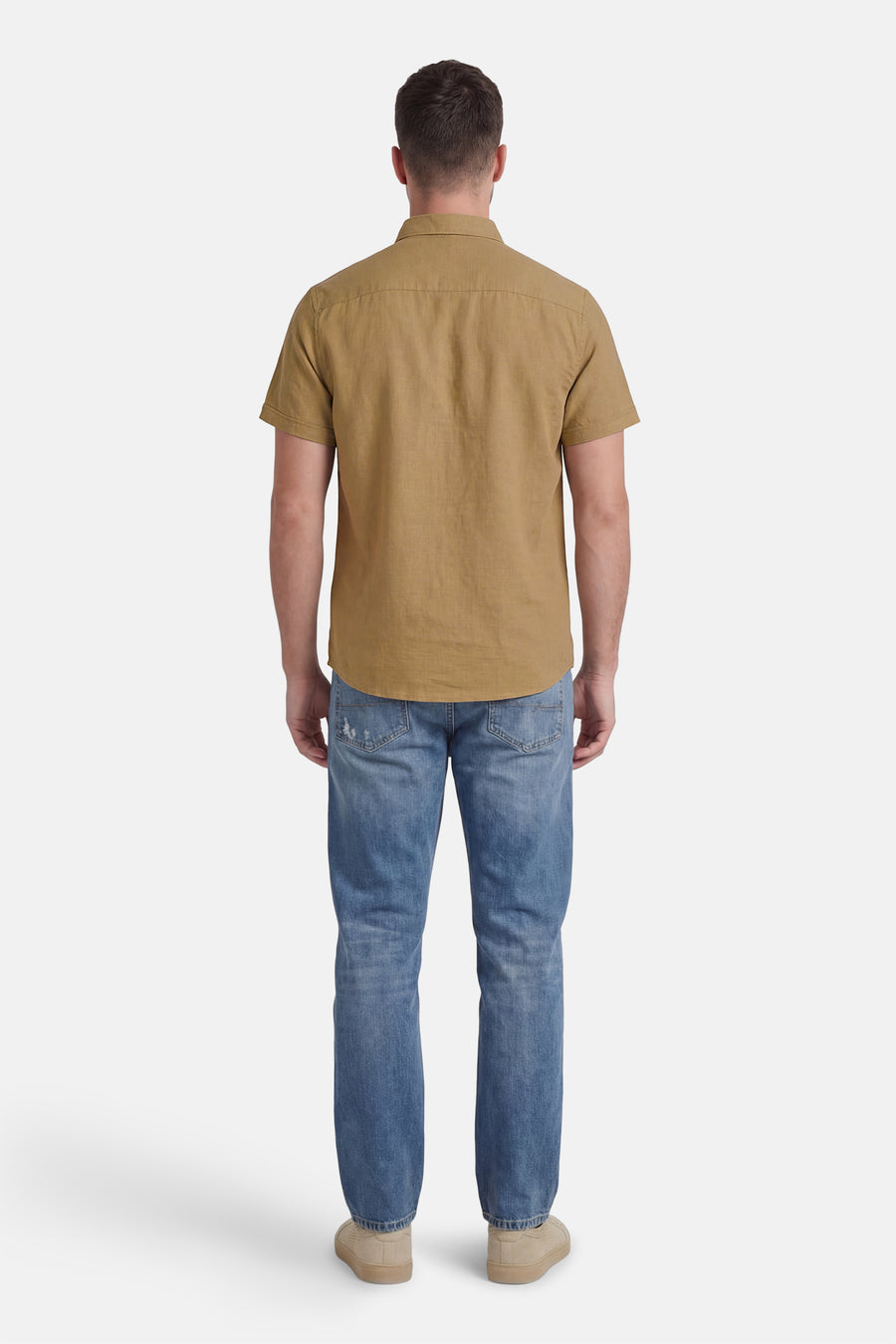 Chemise de couleur kaki à manches courtes de SOLID, avec un jean délavé clair et des chaussures beiges.