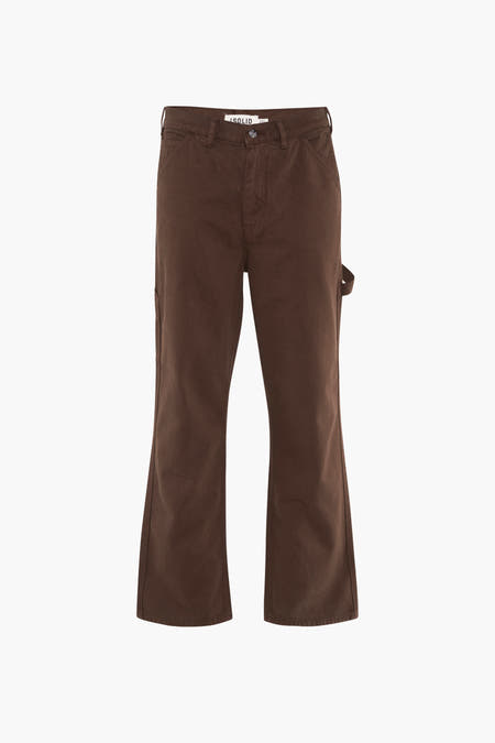 Pantalon brun de SOLID, gros plan sur la ceinture et une partie de la poche de pantalon.