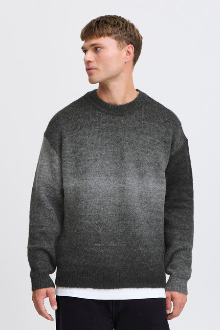 Sweat-shirt gris avec col rond de SOLID, avec une transition de couleurs et porté sur un t-shirt blanc.