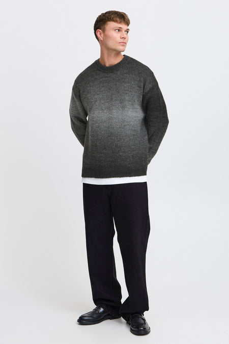 Sweat-shirt gris à col rond de SOLID, avec une subtile transition de couleurs et associé à un T-shirt blanc et un pantalon noir.