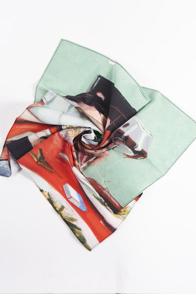 Chapeau d'été multicolore de SOLID avec une impression abstraite en couleurs vertes, rouges et noires.