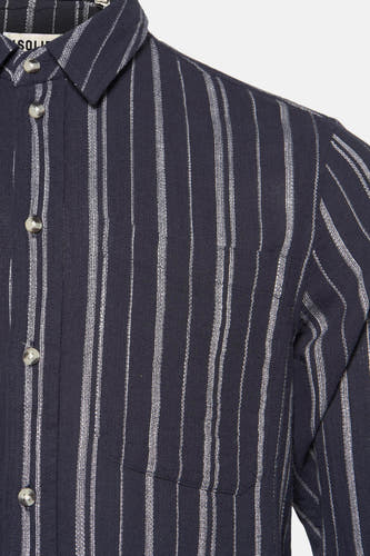 Blauw overhemd met lange mouwen van SOLID, met een gestreept patroon en een borstzak.
