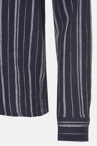Chemise bleue à manches longues de SOLID, avec un motif rayé vertical et une patte à bouton.