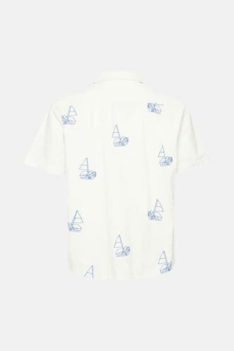 Chemise blanche à manches courtes de SOLID, avec un motif de petites chaussures bleues.