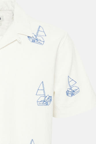 Chemise blanche à manches courtes de SOLID, avec des motifs brodés de sardines bleues.