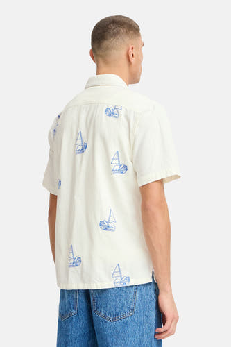Chemise blanche à manches courtes de SOLID, avec un motif brodé de bateaux de voile bleu.