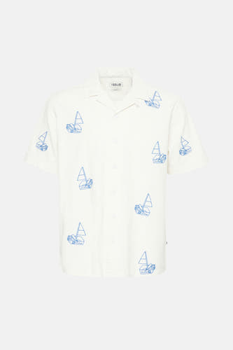 Chemise blanche à manches courtes de SOLID, avec des motifs de sardine et de voilier bleus.