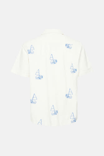 Chemise blanche à manches courtes de SOLID, avec des motifs de bateau en sardine bleue.
