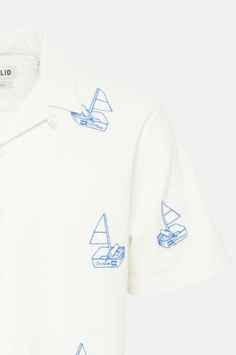 Chemise blanche à manches courtes de SOLID, avec un motif brodé de sardines et une encolure ouverte.