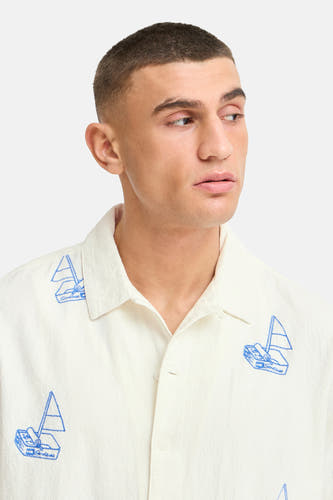 Chemise blanche à manches courtes de SOLID, avec une impression de bateau à voile bleue.