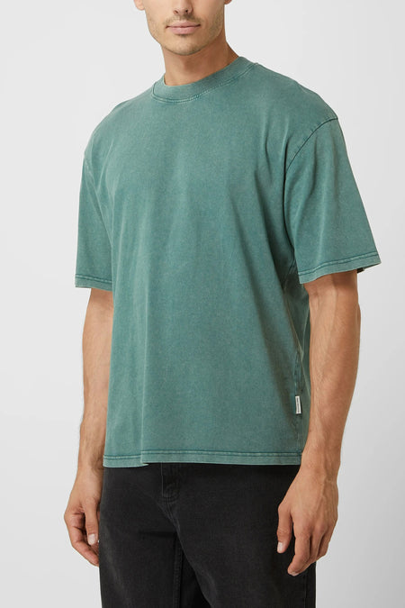 T-shirt vert à manches courtes de REDEFINED REBEL, avec une texture délavée et une coupe droite.