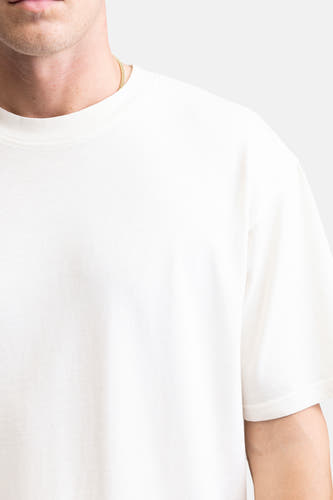Ecru T-shirt met korte mouwen van REDEFINED REBEL, met een gouden ketting.
