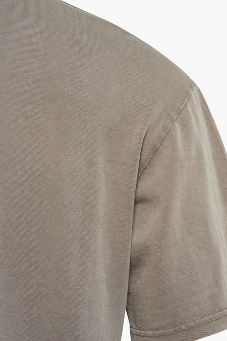 Bruin T-shirt van REDEFINED REBEL, close-up van de schouder en korte mouw met textuur.
