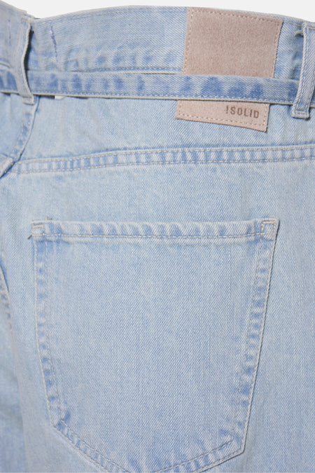 Jean en denim bleu clair large de SOLID, avec poche arrière et étiquette de marque.