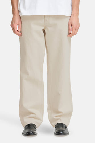 Jean denim off-white évasé de SOLID, avec des jambes évasées et des chaussures noires.