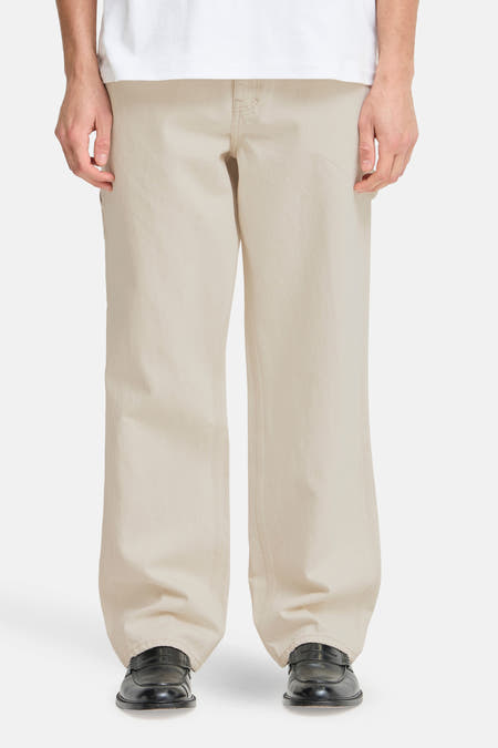 Jean denim off-white évasé de SOLID, avec des jambes évasées et des chaussures noires.