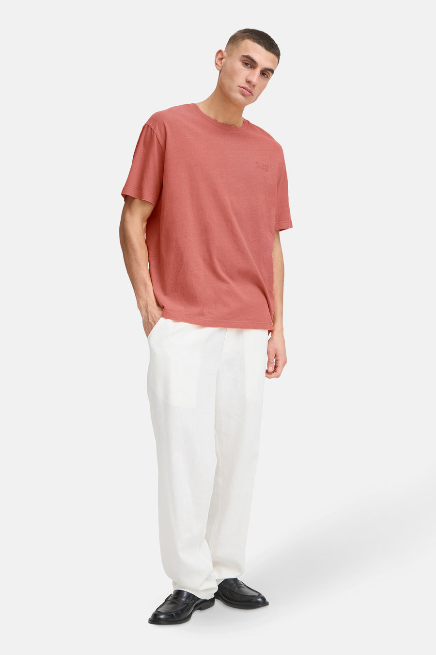 Rood T-shirt met korte mouwen van SOLID, gedragen met een witte broek en zwarte schoenen.
