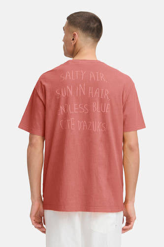 T-shirt rouge à manches courtes de SOLID, avec impression textuelle sur l'arrière, coupe décontractée.