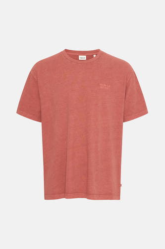 T-shirt rouge à manches courtes de SOLID, avec une couleur unie et une subtile impression de texte sur la poitrine.