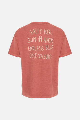 T-shirt rouge à manches courtes de SOLID, avec impression textuelle sur le dos.