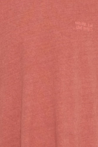 T-shirt rouge à manches courtes de SOLID, avec un petit imprimé texte.