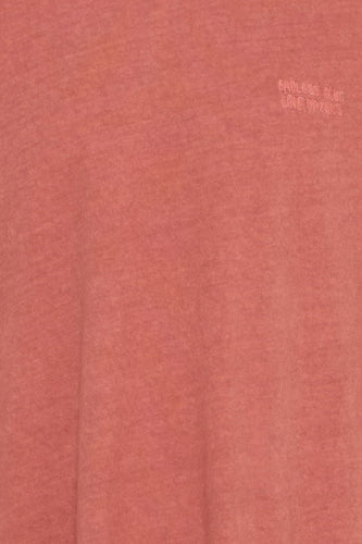 Rood T-shirt met korte mouwen van SOLID, met kleine tekstprint.
