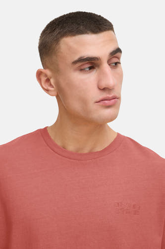 T-shirt rouge à manches courtes de SOLID, avec une subtile impression de texte sur la poitrine.