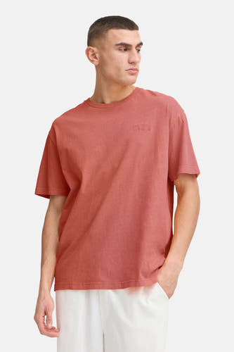 T-shirt rouge à manches courtes de SOLID, avec manches courtes et une subtile impression de texte.