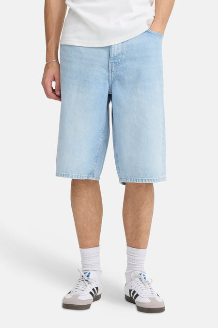 Short en denim bleu clair de SOLID avec poche avant, rivet en cuivre et un t-shirt blanc côtelé.