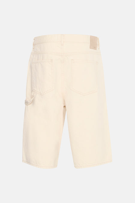 Ecru jeans short van SOLID, gezien vanaf de achterkant met opgestikte zakken en workwear detail aan de zijkant.