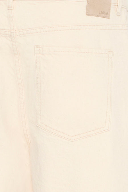 Short en jean écru de SOLID avec poche arrière et écusson de marque en cuir.