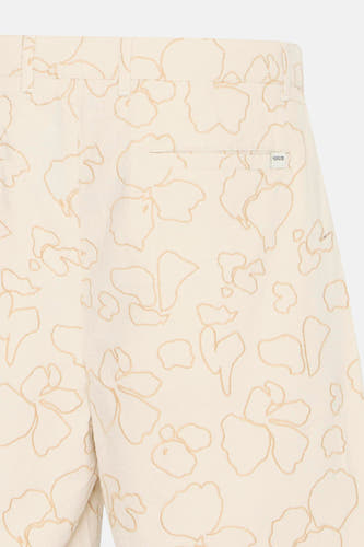 Beige court de SOLID avec un motif floral et une poche arrière, gros plan.