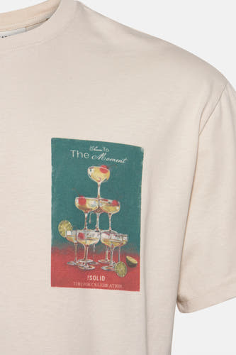 T-shirt écru à manches courtes de SOLID, avec une tour de verres de champagne sur l'avant.