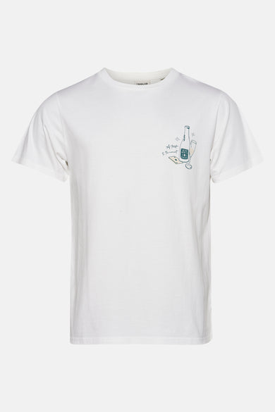 T-shirt blanc à manches courtes de SOLID, avec une impression d'une bouteille, d'un verre et de texte.