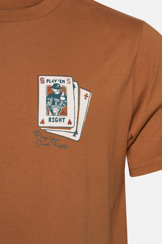 T-shirt orange à manches courtes de SOLID, avec impression de cartes à jouer sur la poitrine.