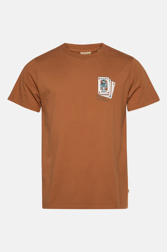 T-shirt orange à manches courtes de SOLID, avec impression de cartes à jouer sur la poitrine.