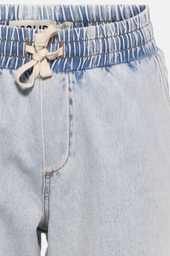 Jean denim bleu clair de SOLID avec une ceinture élastique et un cordon.