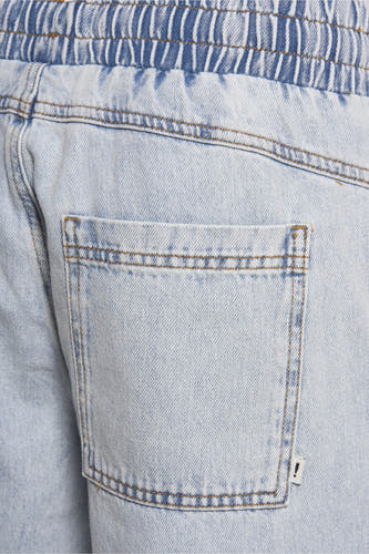 Jean en denim bleu clair de SOLID avec ce taille élastique et une poche arrière avec étiquette logo.