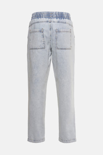 Jean en denim bleu clair spécial fit de SOLID, avec une ceinture élastique et des jambes droites, vu de l'arrière.